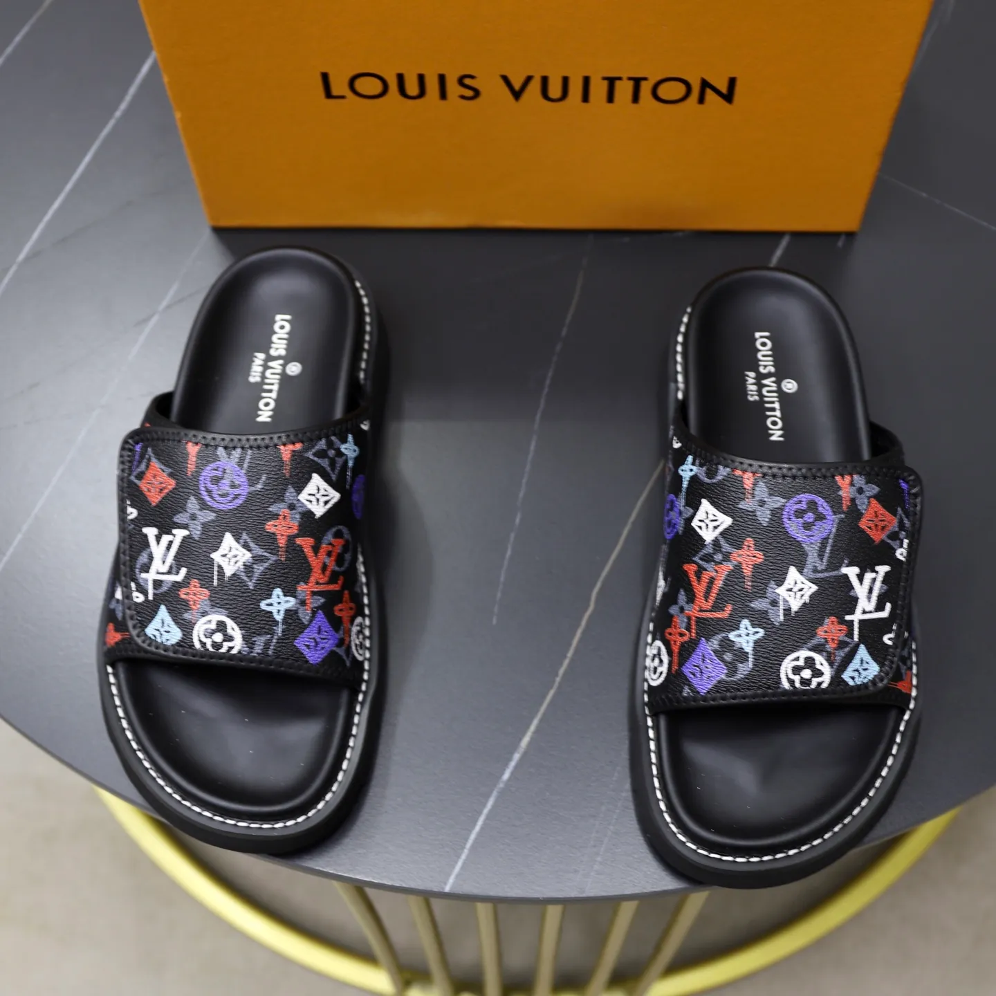 Ex-factory price: 320💰🙅‍♂️🙅‍♂️🙅‍♂️ Brand: LV Louis Vuitton Standard code: 38-45 Grade: Same as the official website Material: Original material design Original rubber wear-resistant molded outsole Style category: Men's fashion sandals Distinguished luxury brand elements Top luxury Color: Actual picture color